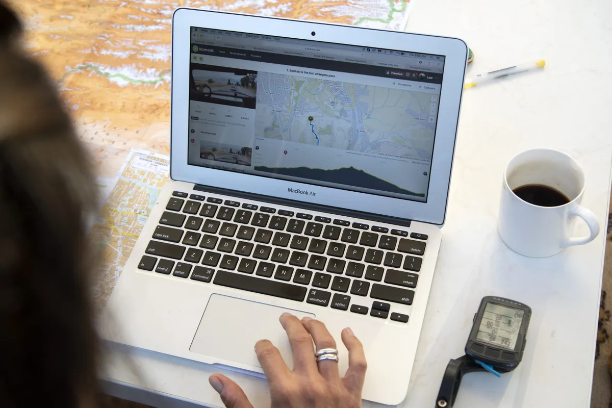 Cyclist using Komoot for route planning