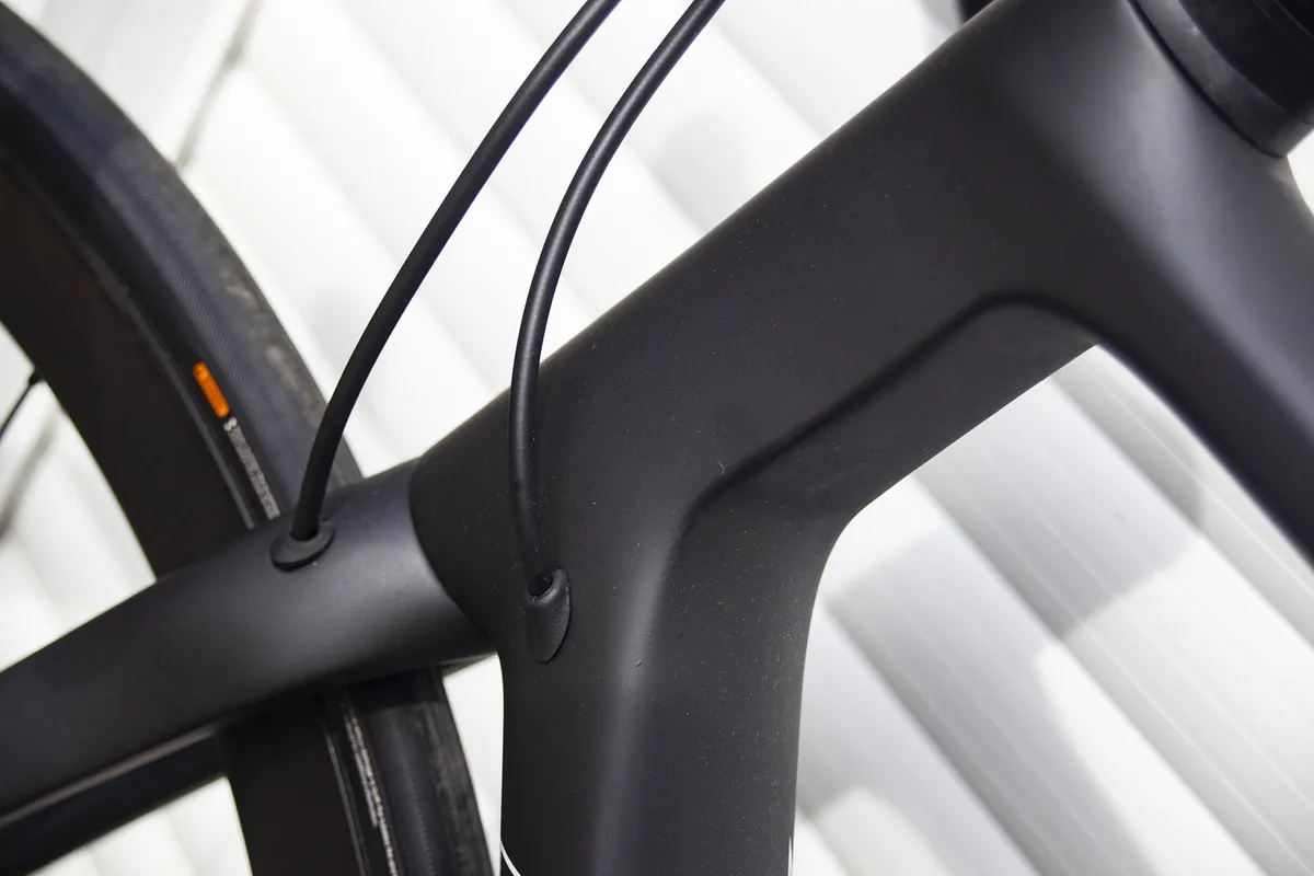 Cabling on the 2021 version of the Giant TCR Advanced SL