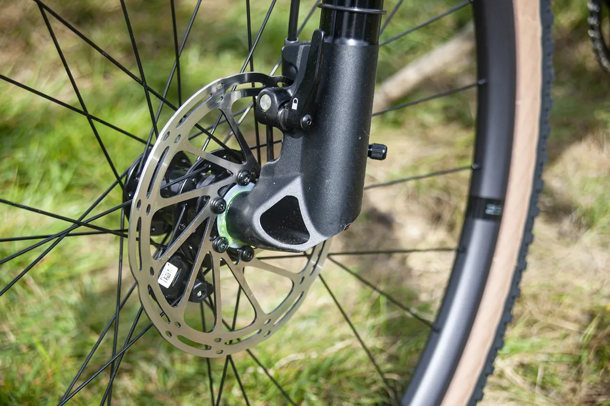The Lefty Oliver fork has a quick-release break system and 30mm travel