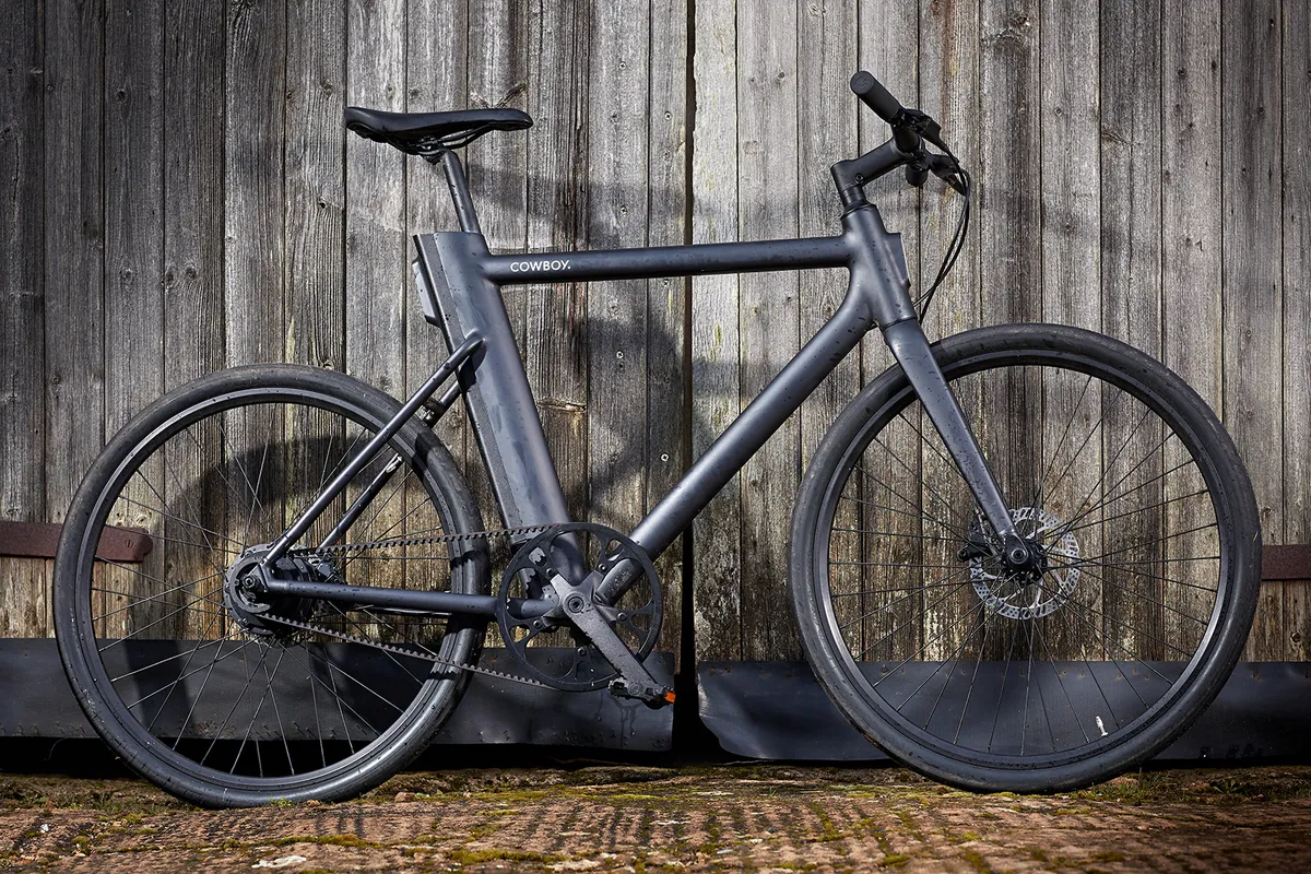 Black aluminium ebike for urban / road cycling