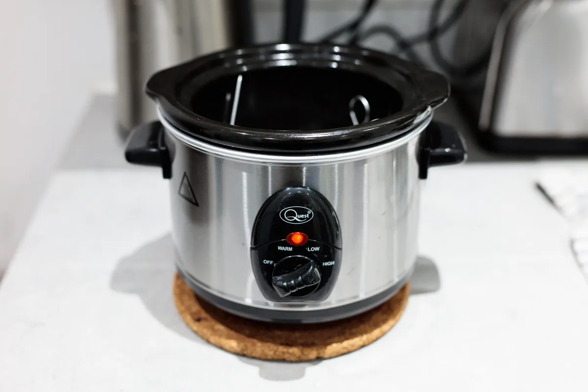 Slow cooker for waxing chains