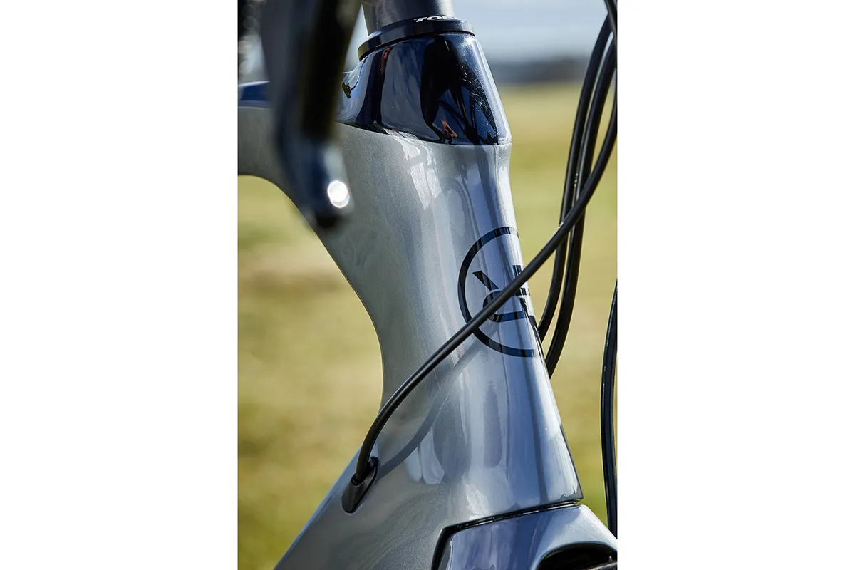 The Orro Venturi Evo 105 road bike has a hourglass shaped head tube