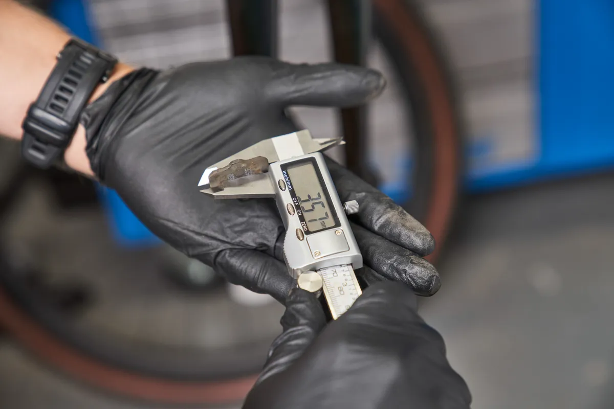 Measuring SRAM Force disc brake pads with a vernier caliper