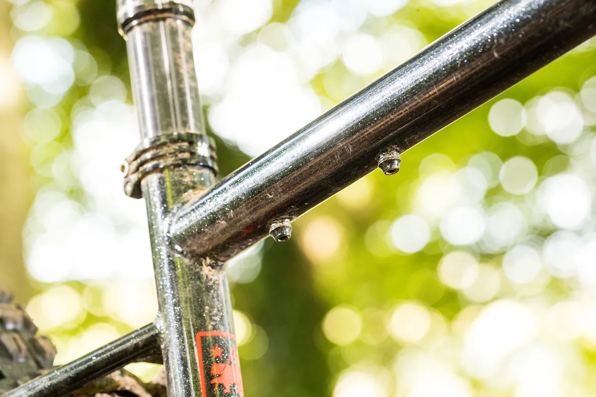 Mounts on the underside of the toptube on a hardtail mountain bike