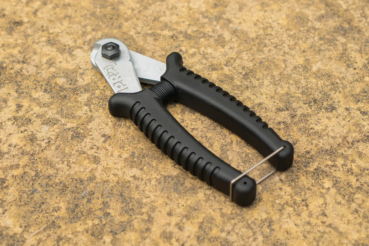 The PRO bike tools Advanced Toolbox includes cable cutters