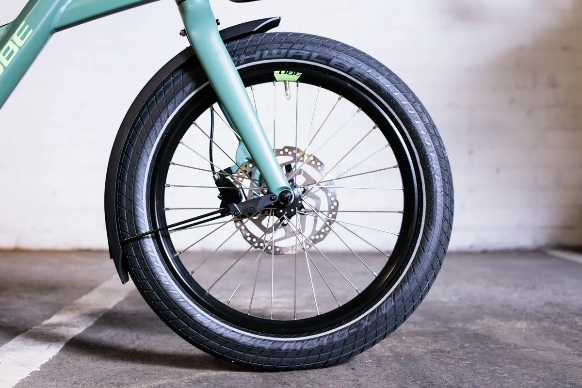 Front wheel with disc brake and mudguard