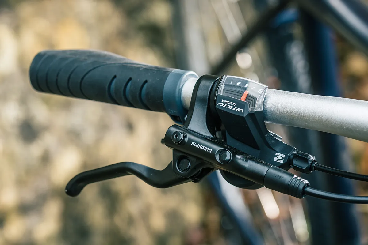 The Crossfuse is equipped with Shimano brakes and gears