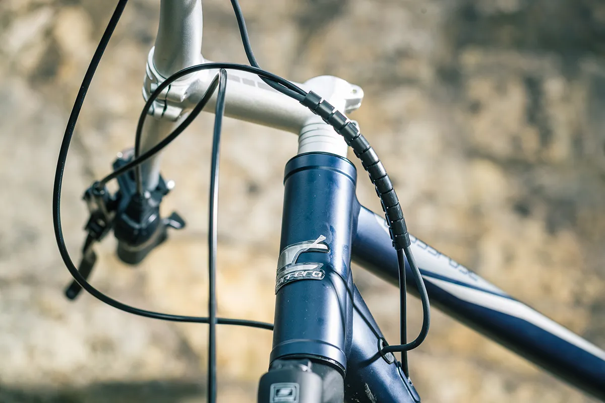 The Carrera Crossfuse eBike is fitted with a 27in wide Carrera alloy bar