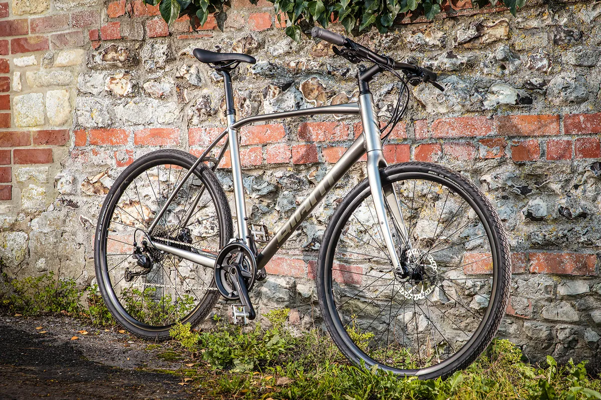 Pack shot of the Giant Escape 1 Disc commuter bike