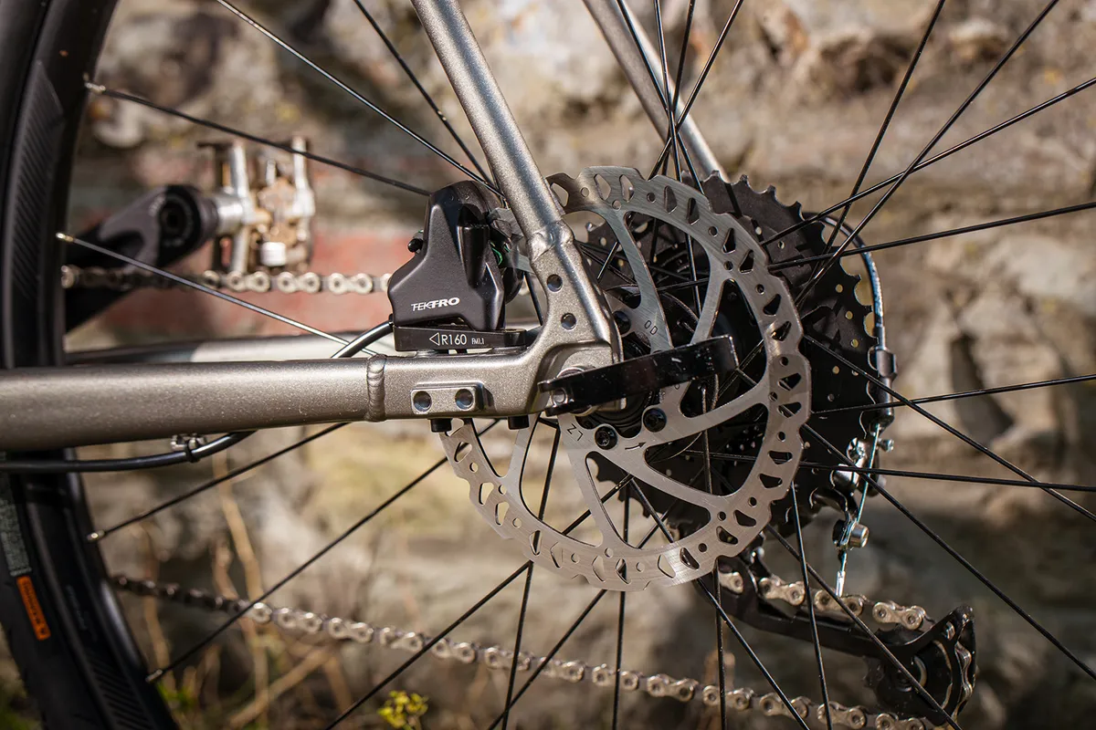 The frame of the Giant Escape 1 Disc commuter bike is built using Giant’s lightweight, butted ALUXX tubing is adorned with future-proofed flat mounts