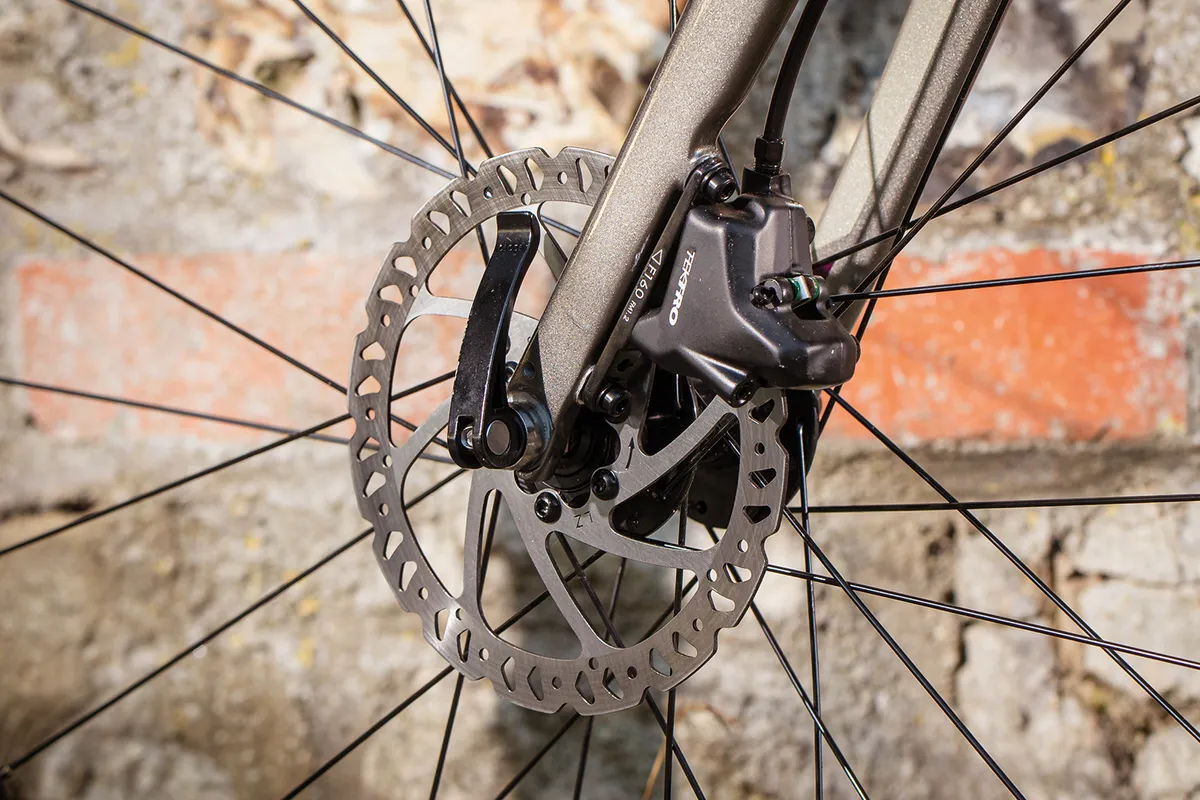 The Giant Escape 1 Disc commuter bike has Tektro hydraulic disc brakes