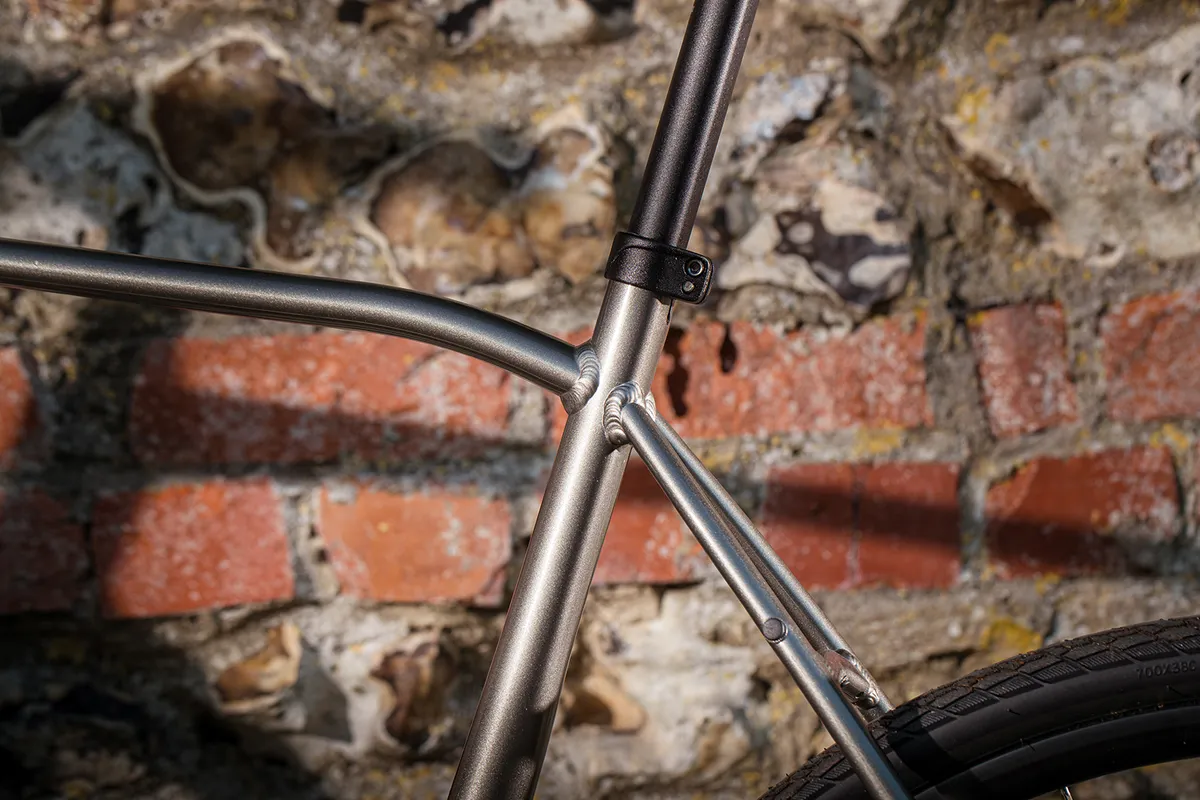 The frame of the Giant Escape 1 Disc commuter bike is made from ALUXX aluminium