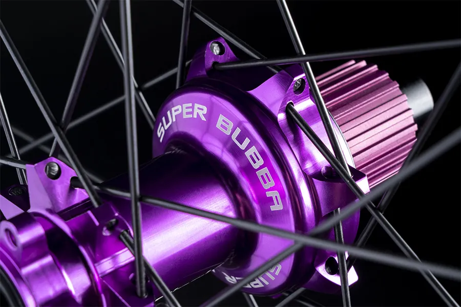 Ringlé Super Bubba hubs on the Düroc SD37 wheels are brightly coloured violet