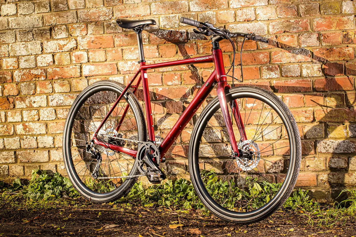 Pack shot of a red Orbea Carpe 40 commuter bike