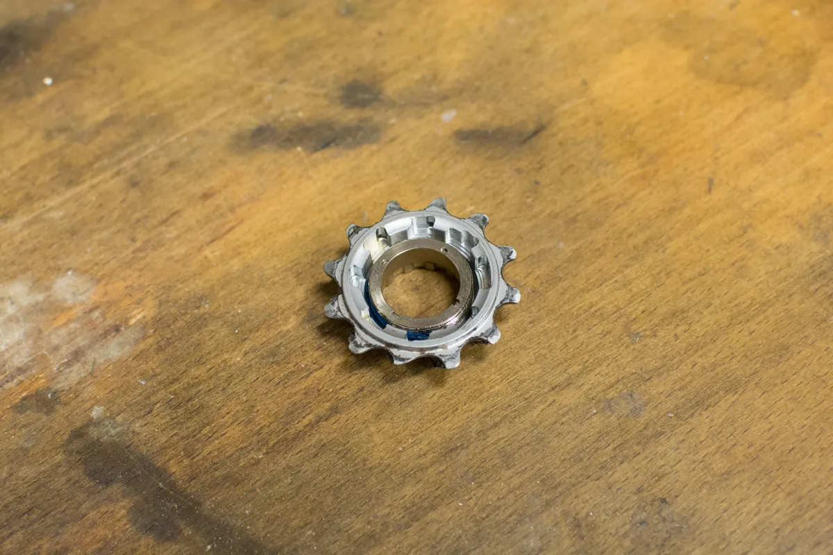 Lockring assembly with cogs