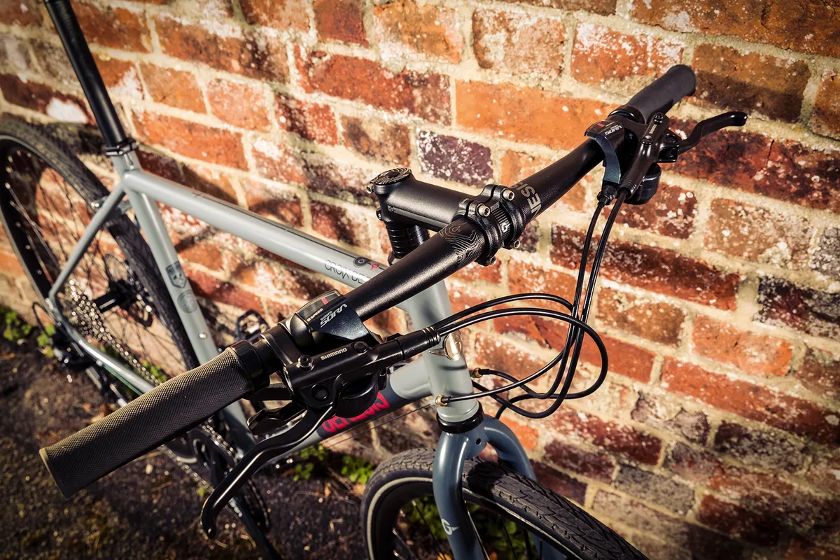 The build of the Genesis Croix de Fer Flat Bar gravel bike os impressive for its price