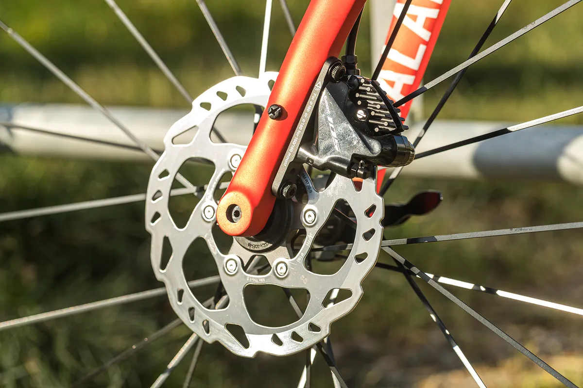 The Tifosi Scalare Disc road bike is equipped with Shimano 105 disc brakes