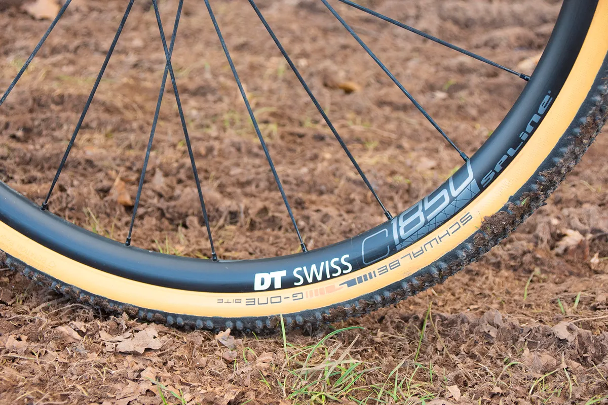 The Canyon Grail AL 6 WMN gravel bike is equipped with DT Swiss wheels and Schwalbe G-One Bite tyres