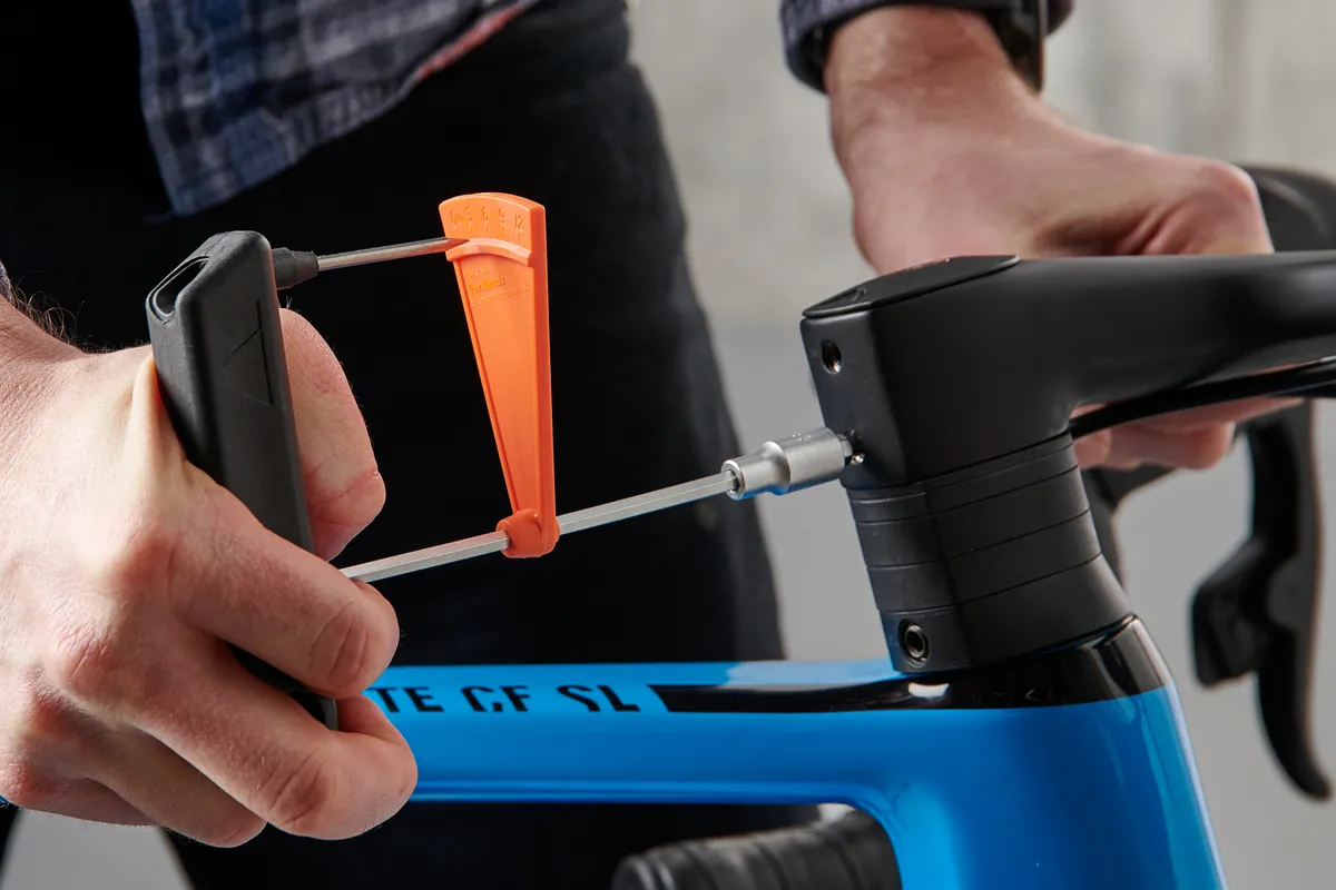 How to assemble a bike, tightening stem bolts with torque wrench