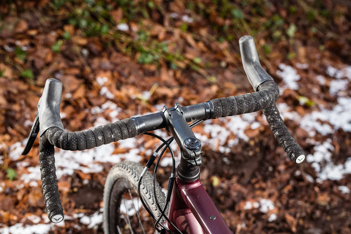 The Felt Breed 20 gravel bike is equipped with a Devox gravel bar