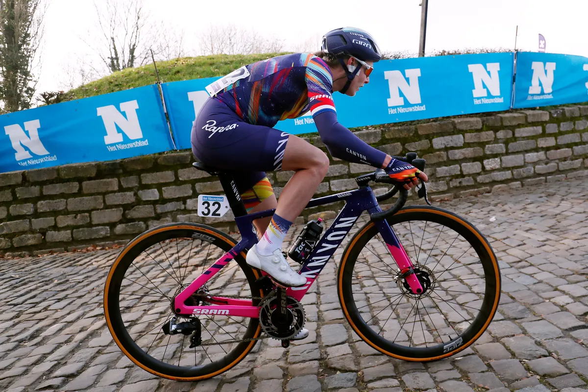 Hannah Barnes racing the 2021 Omloop Het Nieuwsblad 