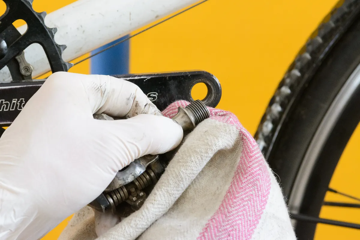 How to fit and remove pedals from a bicycle cleaning threads