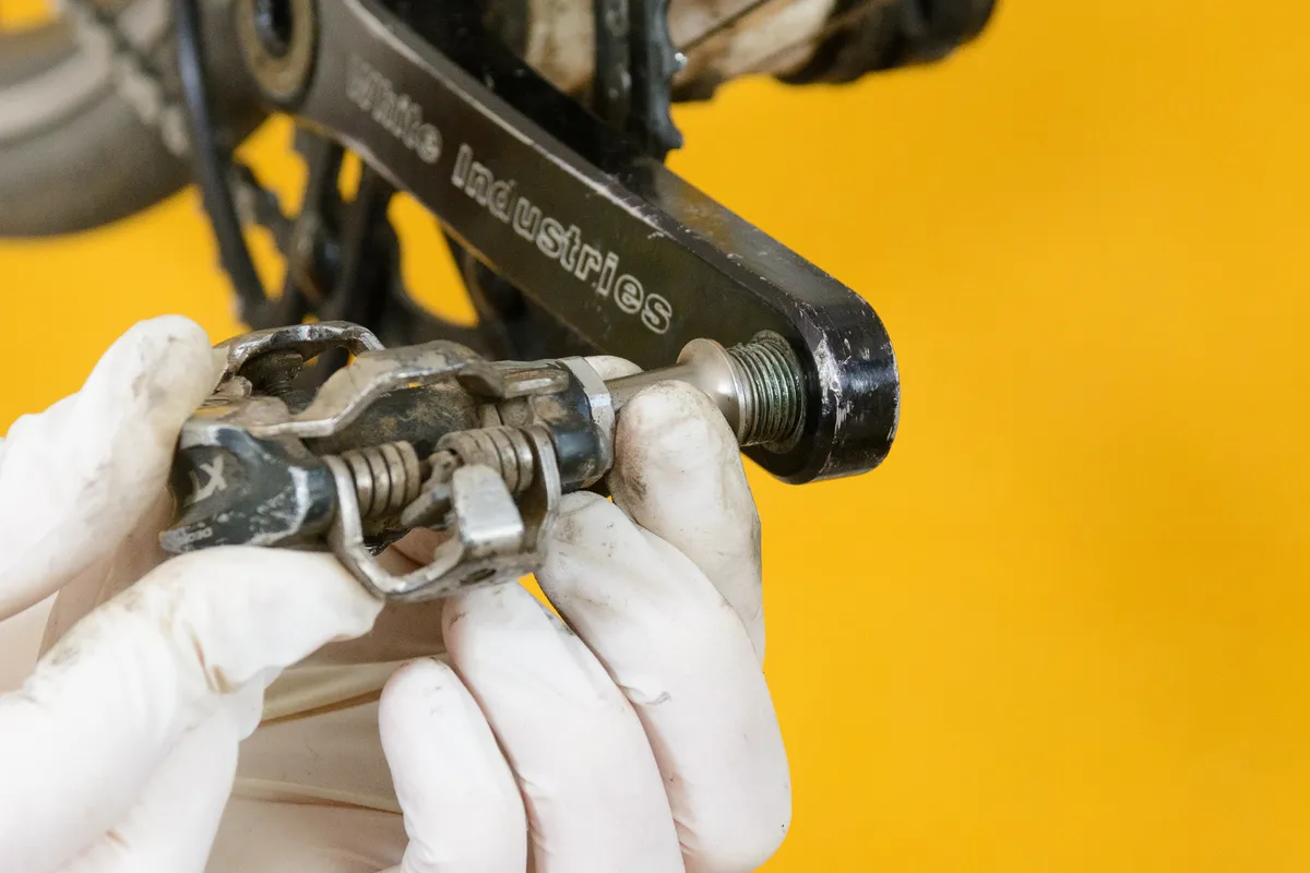 How to fit and remove pedals from a bicycle threading by hand