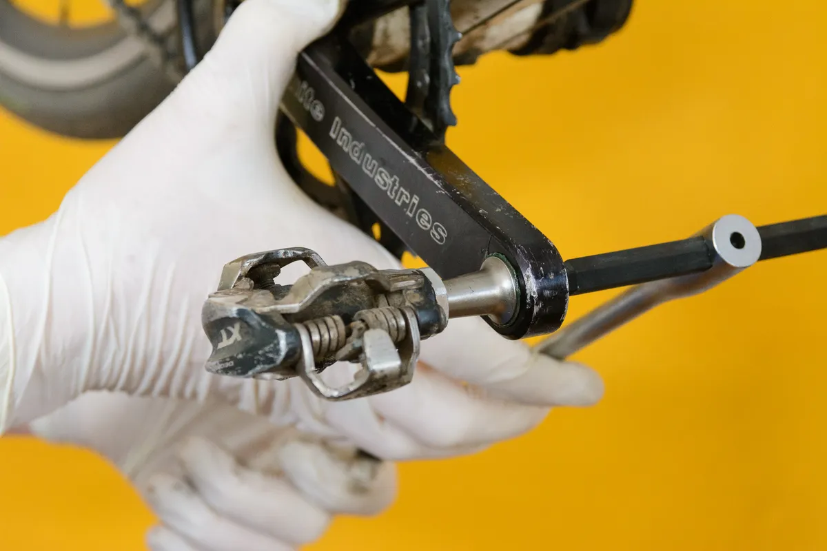 How to fit and remove pedals from a bicycle snug fit