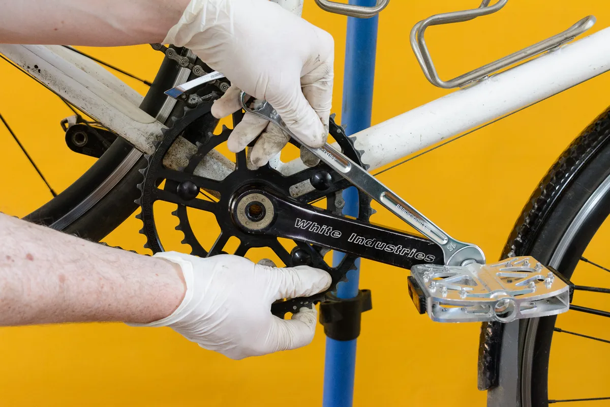 How to fit and remove pedals from a bicycle