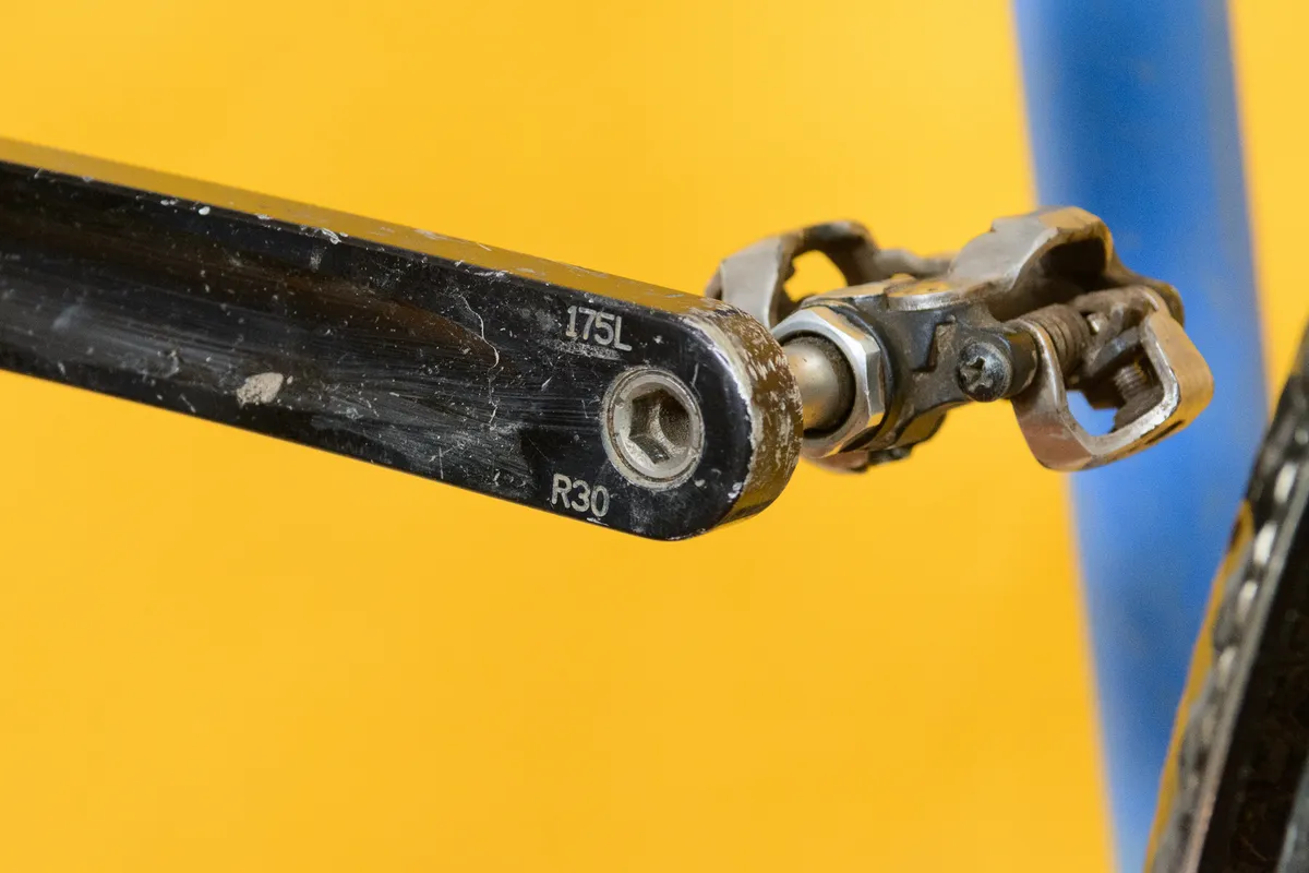 How to fit and remove pedals from a bicycle hex key tools