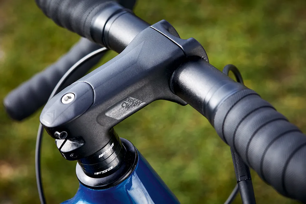 The Merida Silex  6000 gravel bike has a short stem