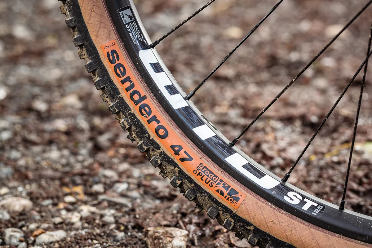 The Ragely Trig 2021 gravel bike is equipped with WTB wheels and tyres