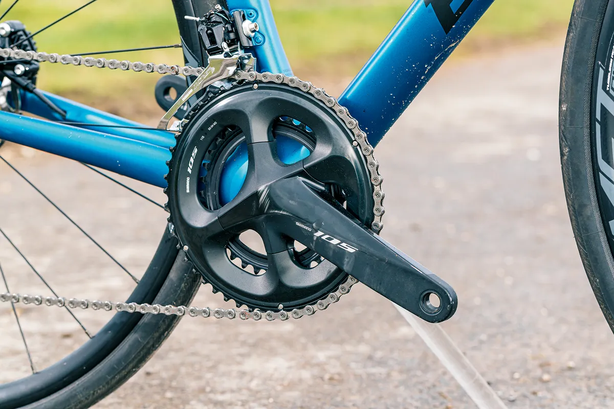 The Basso Venta Disc 105 road bike is equipped with a Full Shimano 105 drivetrain