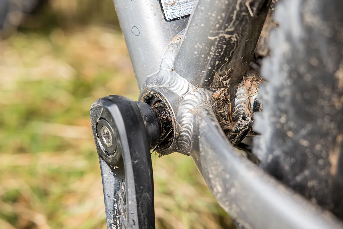 Cannondale Trail SE4 hardtail mountain bike has a Square-taper, sealed cartridge bottom bracket
