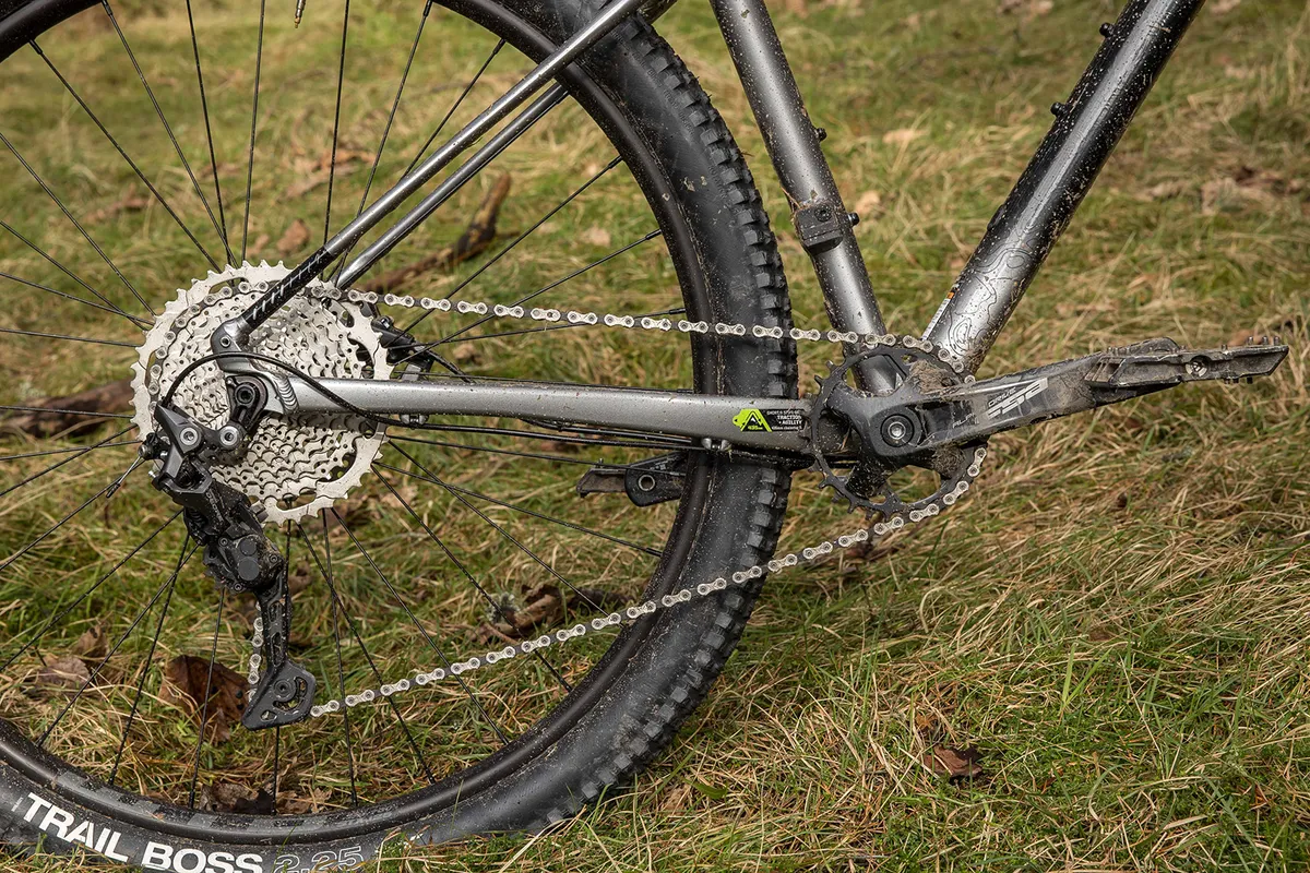 Cannondale Trail SE4 hardtail mountain bike has a Shimano Deore gears
