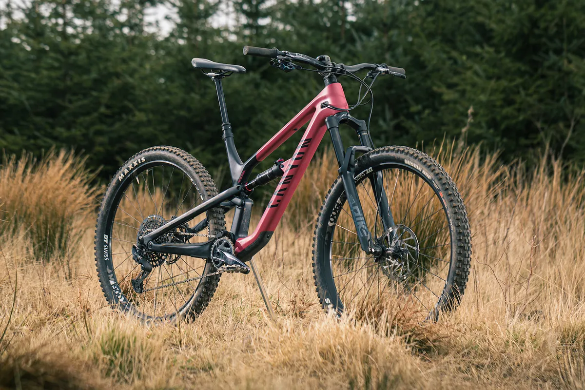 Angled pack shot of the Canyon Spectral 29 CF 7 full suspension mountain bike