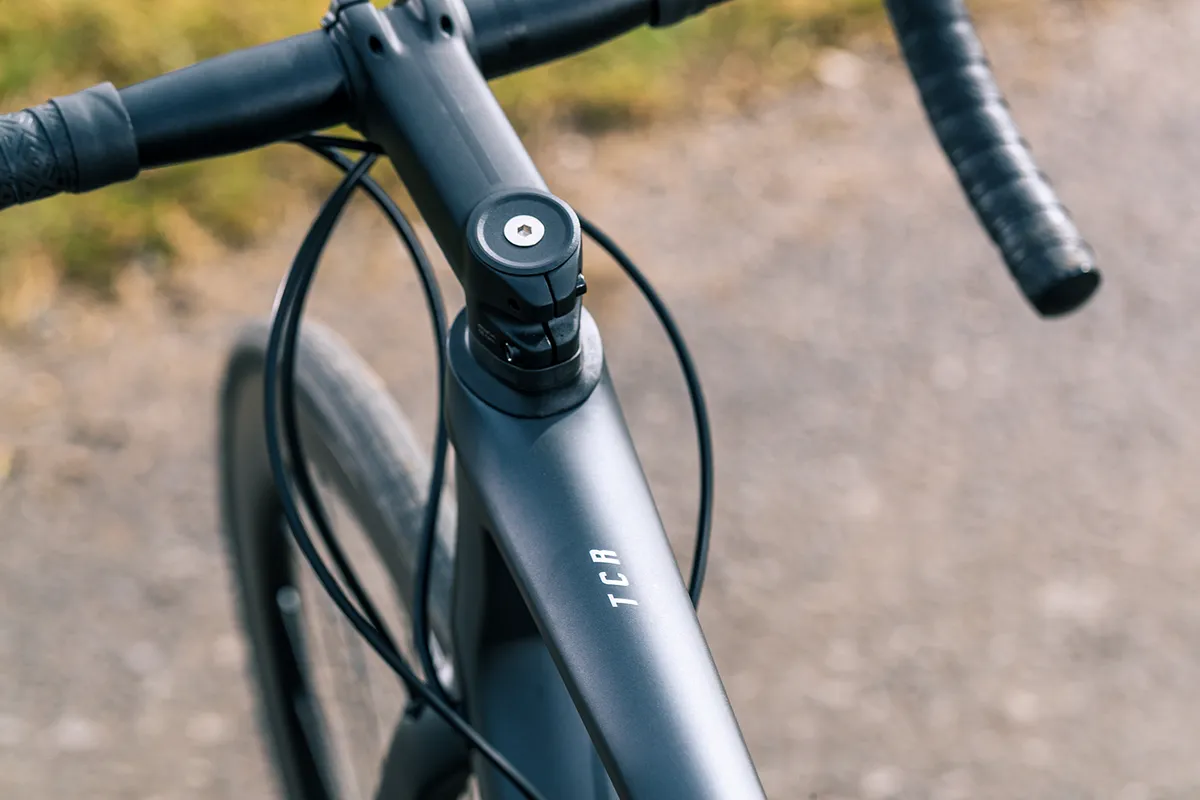 Cable routing on the Giant TCR Advanced 1  Disc road bike