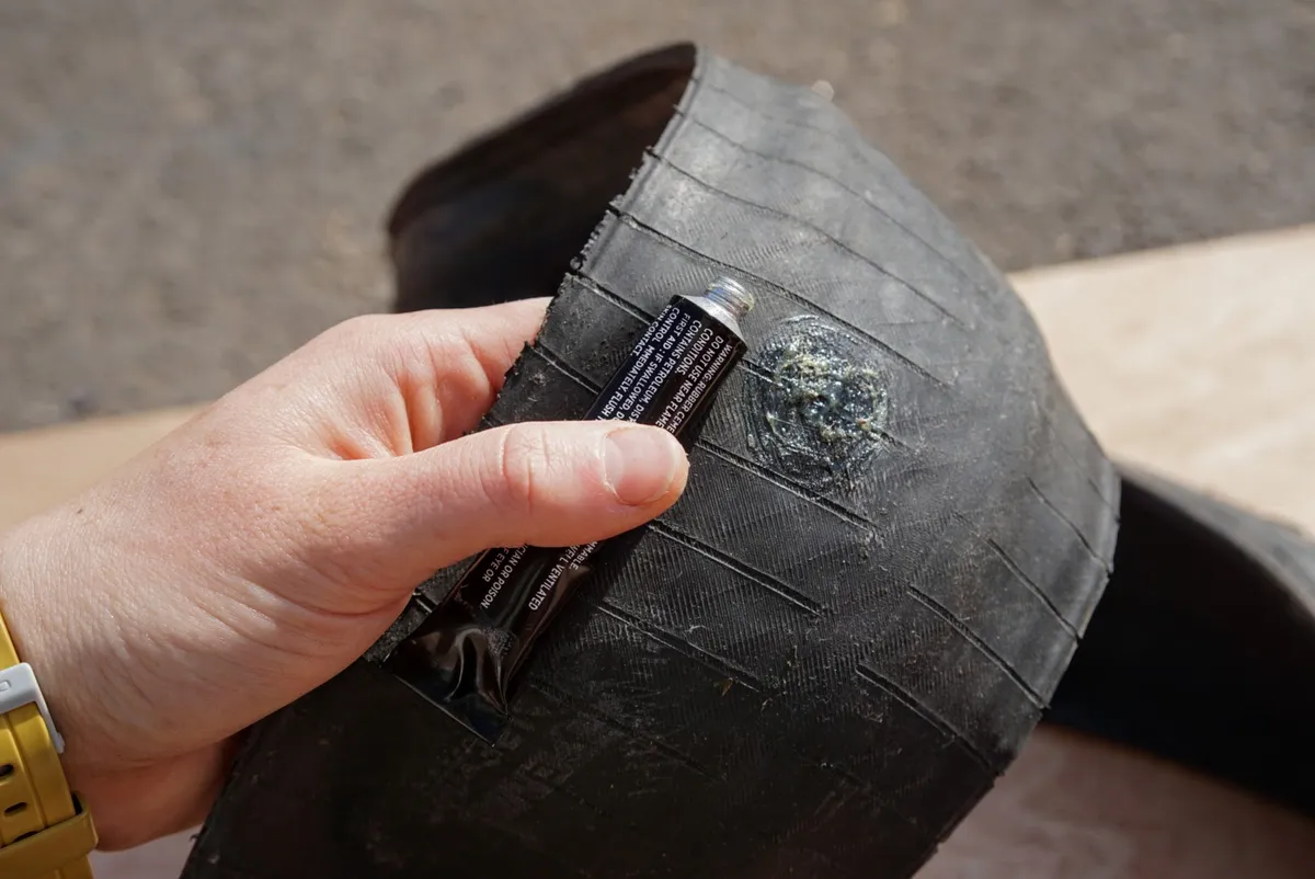Glueing a patch onto a burst tubeless tyre