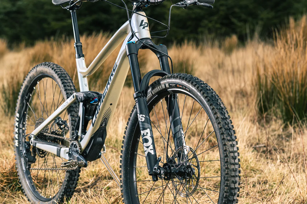 The Lapierre Zesty AM 6.9 CF full suspension mountain bike is equipped with a Fox 36 Performance fork