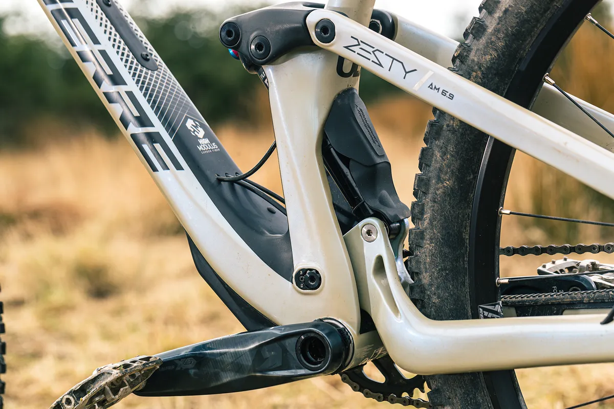 The Lapierre Zesty AM 6.9 CF full suspension mountain bike is equipped with a Fox Float DPS Performance rear shock