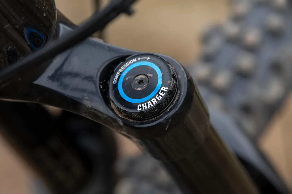 Adjustment dial of the RockShox Lyrik Select  on the Nukeproof Mega 290 Alloy Pro full suspension mountain bike