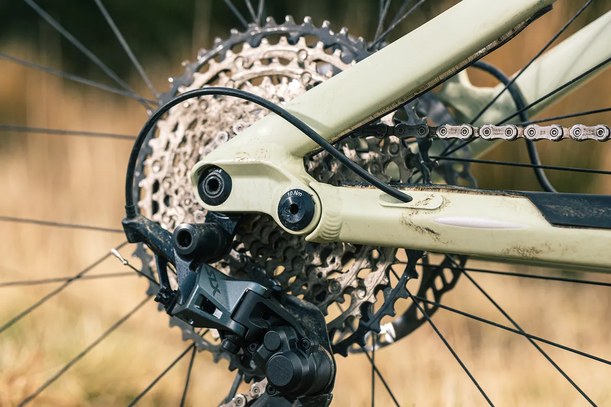 The Privateer 141 SLX XT full suspension mountain bike is equipped with a mixed SLX and XT groupset