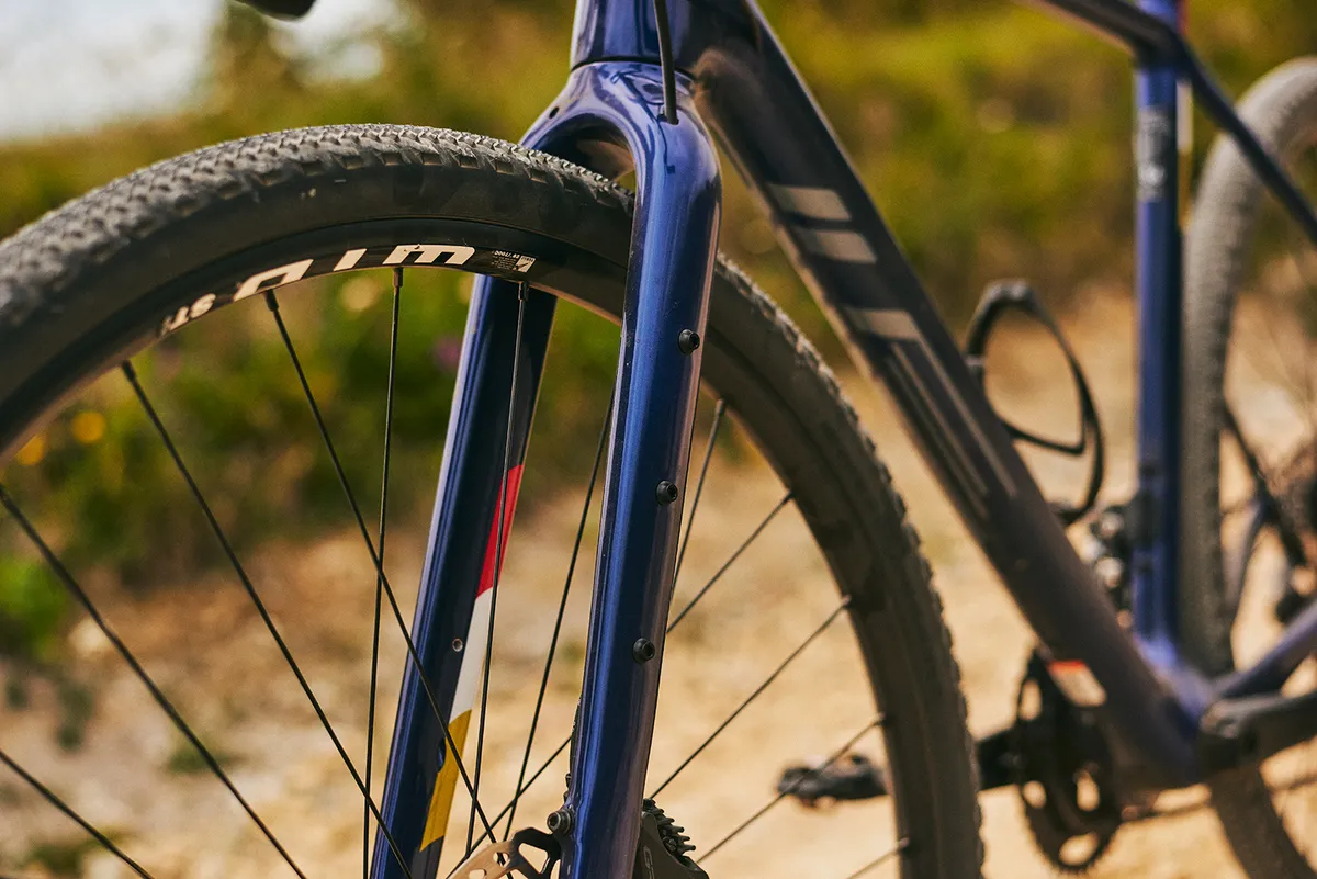 The Salsa Warbird Carbon GRX 600 road/gravel bike is equipped with a Waxwing fork