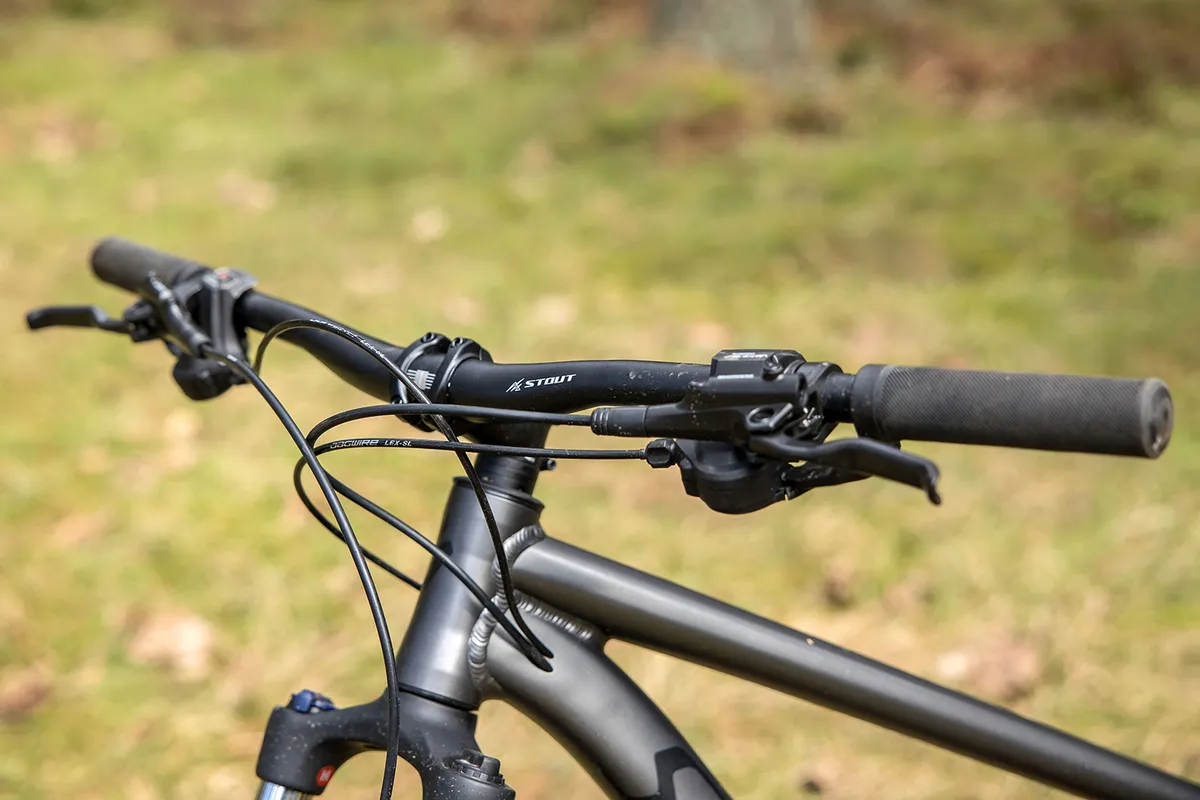 The Specialized Rockhopper Comp hardtail mountain bike has a Stout Mini Rise bar