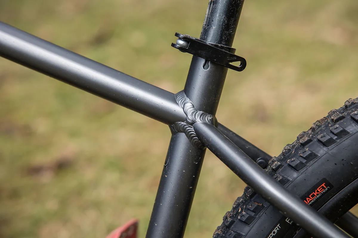 The Specialized Rockhopper Comp hardtail mountain bike has a Alloy rigid seatpost