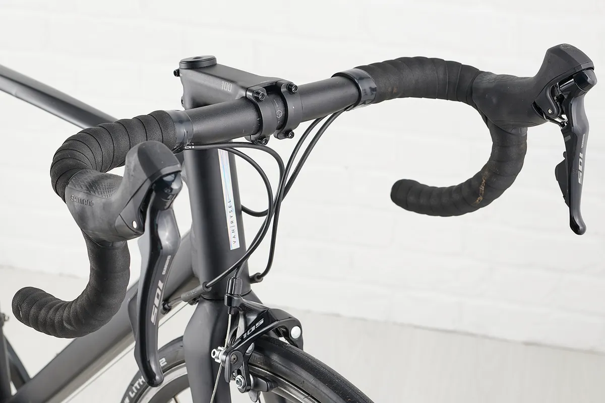 Van Rysel oversize stem with a Van Rysel T6 aluminium bar on the Van Rysel EDR AF road bike