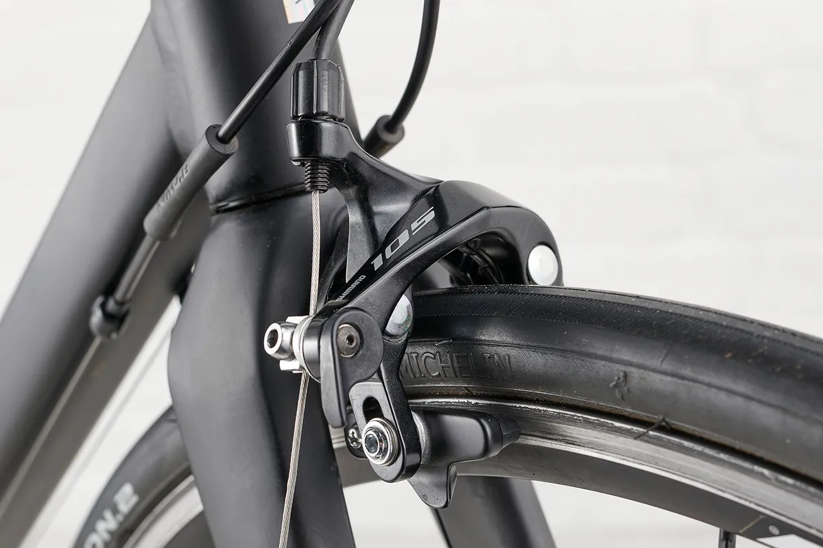 Shimano 105 rim caliper brakes on the Van Rysel EDR AF road bike