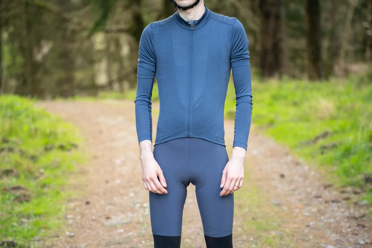 Ashmei bib shorts, jersey and arm warmers on rider.