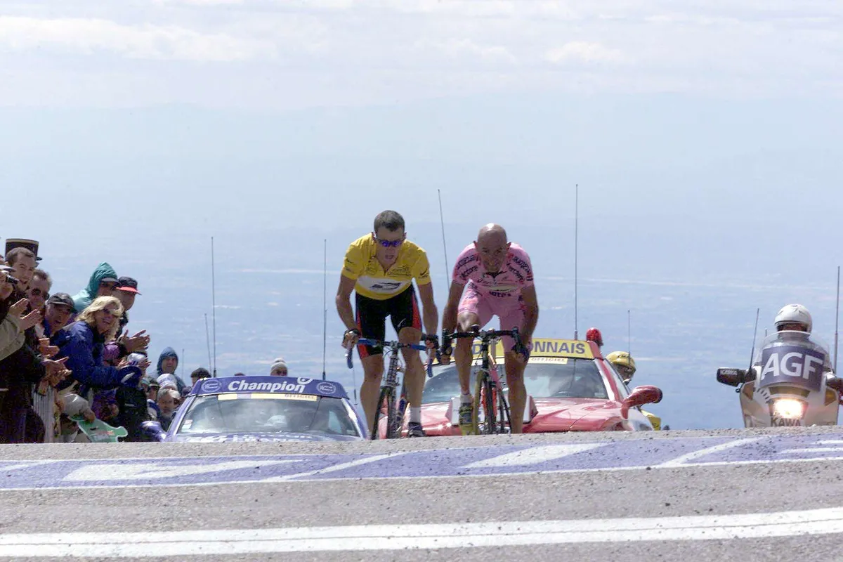 America's Lance Armstrong (US Postal) wearing the yellow jersey fights it out with Italy's Marco Pantani during stage 12 of the 2000 Tour de France between Carpentras-Mont Ventoux. (Photo by Jean-Yves Ruszniewski/TempSport/Corbis/VCG via Getty Images)