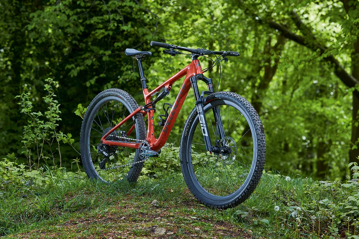 Pack shot of the Specialized Epic EVO Expert full suspension mountain bike